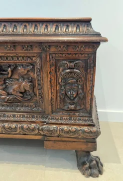 Coffre en noyer sculpté. Travail italien d'époque renaissance
