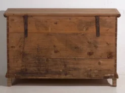 Coffre en pin et laiton, c.1920