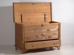 Coffre en pin et laiton, c.1920