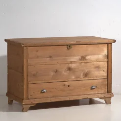 Coffre en pin et laiton, c.1920
