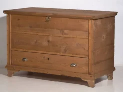 Coffre en pin et laiton, c.1920