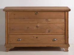 Coffre en pin et laiton, c.1920