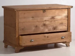 Coffre en pin et laiton, c.1920