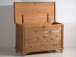 Coffre en pin et laiton, c.1920