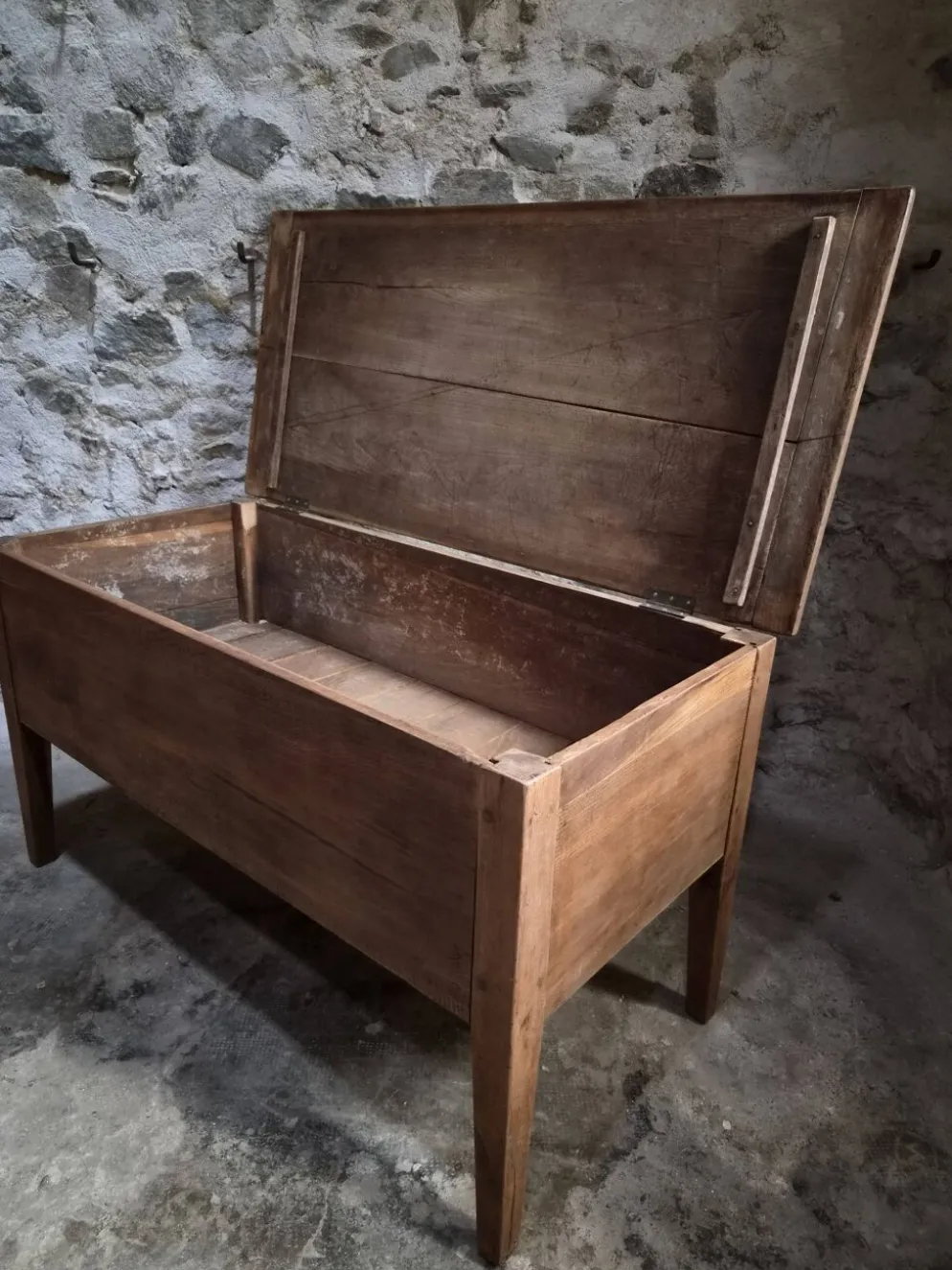 Coffre à farine français ancien en chêne – Table d'appoint de ferme du XIXe siècle