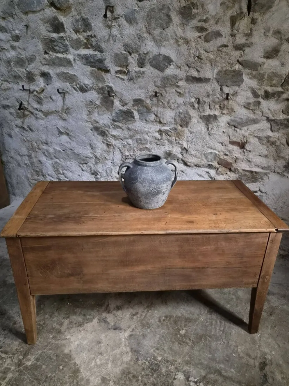 Coffre à farine français ancien en chêne – Table d'appoint de ferme du XIXe siècle