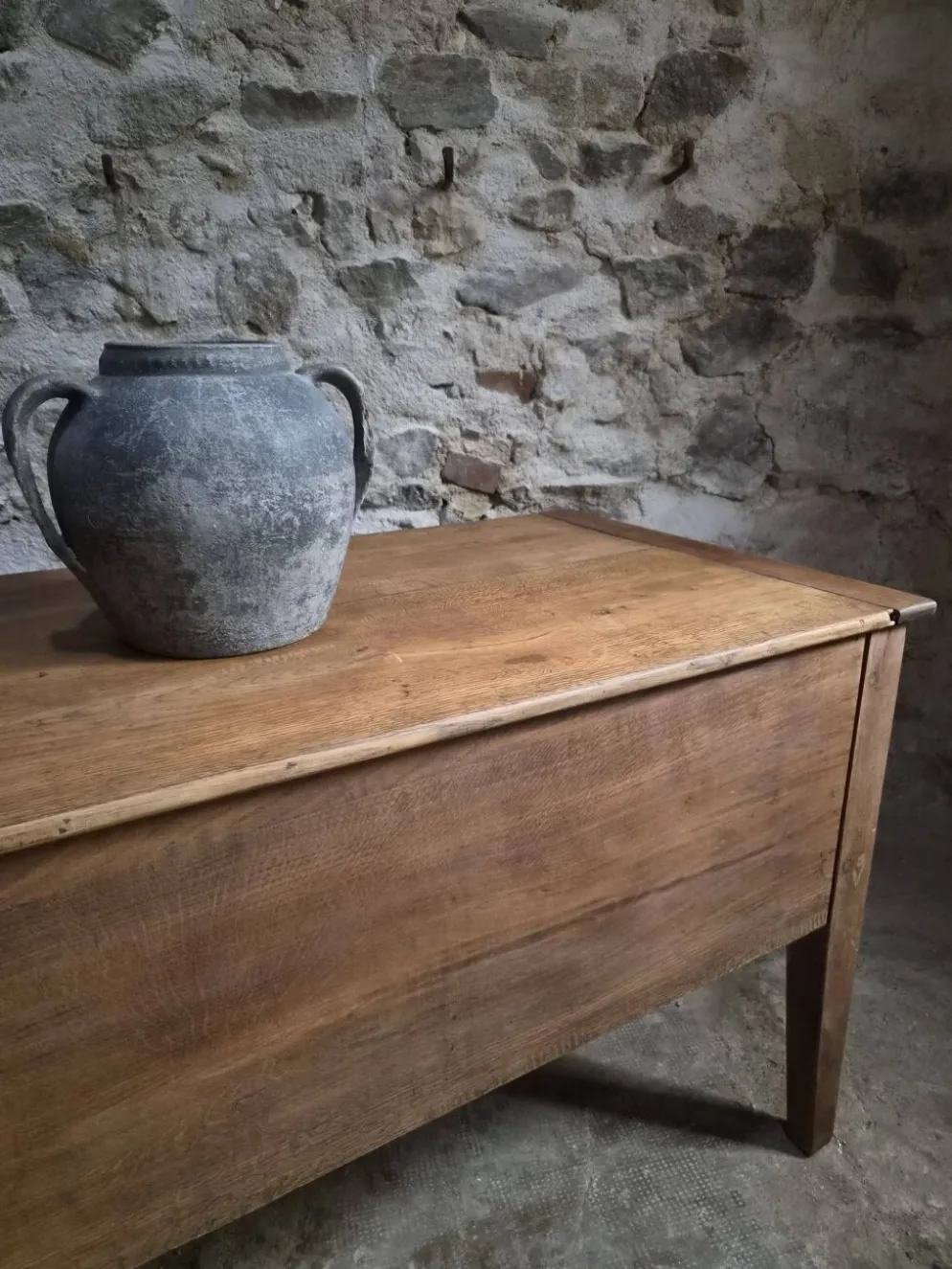 Coffre à farine français ancien en chêne – Table d'appoint de ferme du XIXe siècle