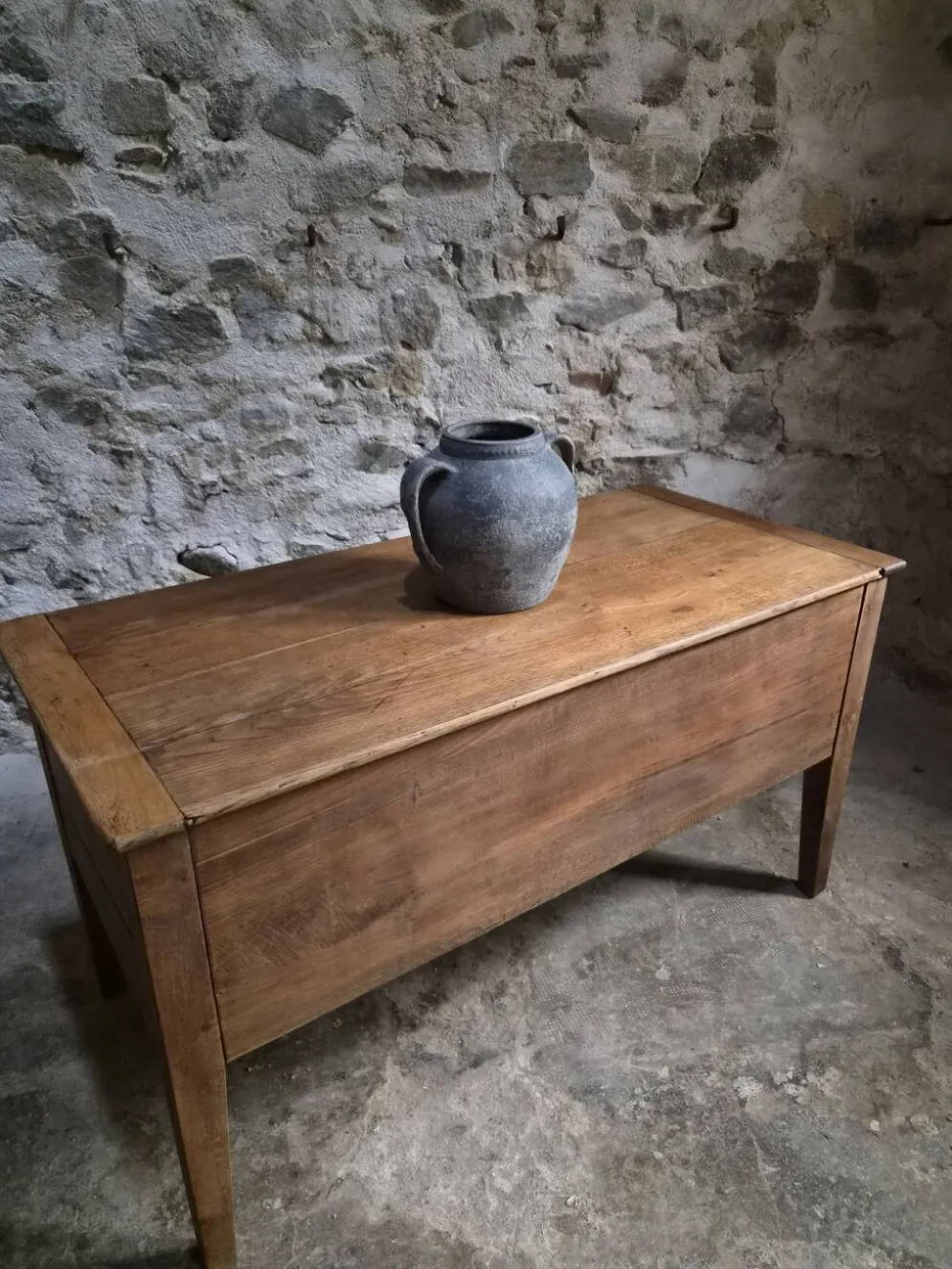 Coffre à farine français ancien en chêne – Table d'appoint de ferme du XIXe siècle
