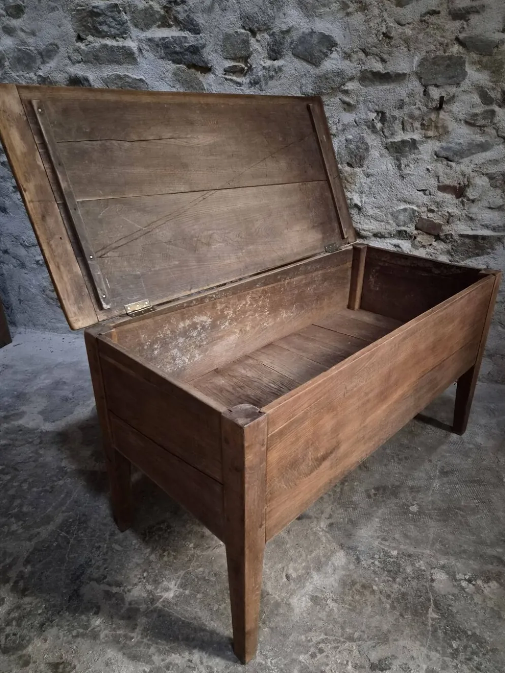 Coffre à farine français ancien en chêne – Table d'appoint de ferme du XIXe siècle