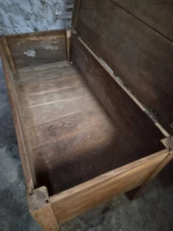 Coffre à farine français ancien en chêne – Table d'appoint de ferme du XIXe siècle