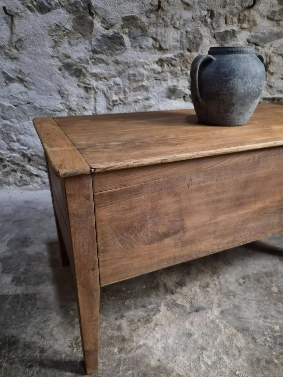 Coffre à farine français ancien en chêne – Table d'appoint de ferme du XIXe siècle