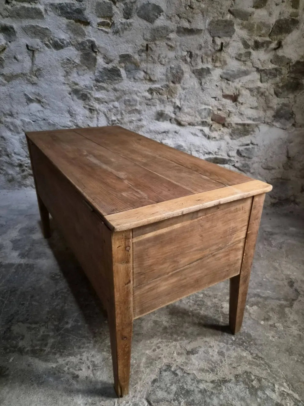 Coffre à farine français ancien en chêne – Table d'appoint de ferme du XIXe siècle