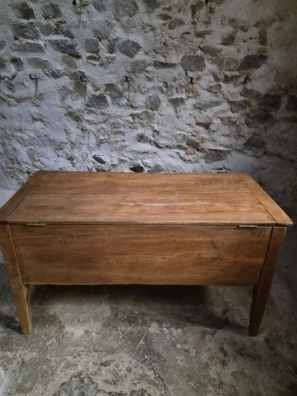 Coffre à farine français ancien en chêne – Table d'appoint de ferme du XIXe siècle