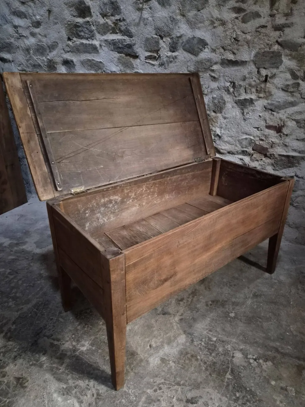 Coffre à farine français ancien en chêne – Table d'appoint de ferme du XIXe siècle