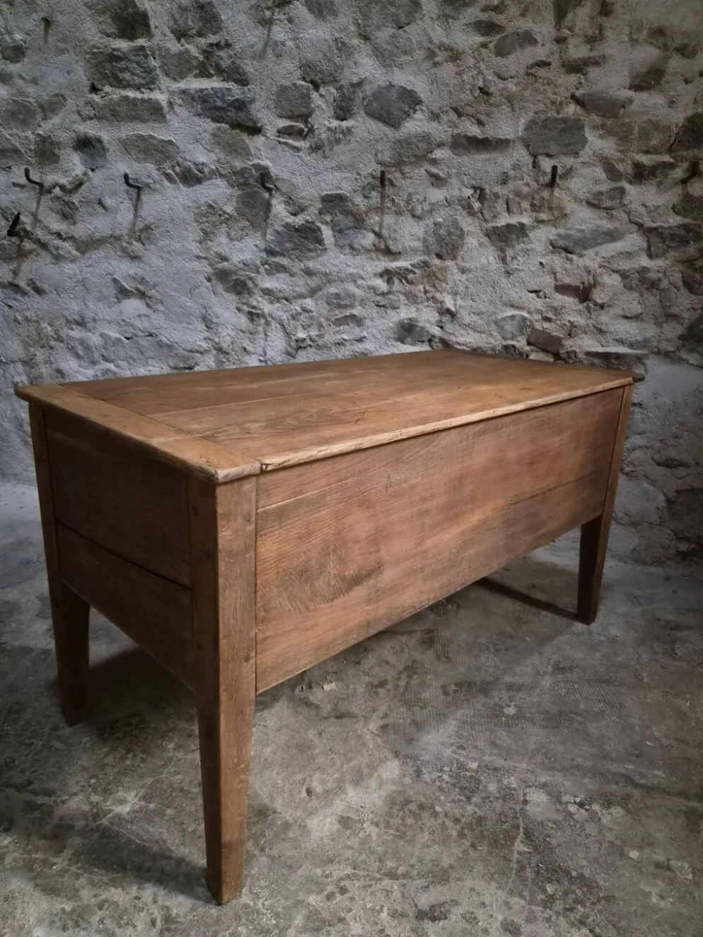 Coffre à farine français ancien en chêne – Table d'appoint de ferme du XIXe siècle