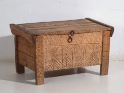 Coffre folk en hêtre sculpté – Transylvanie, circa 1880-1900