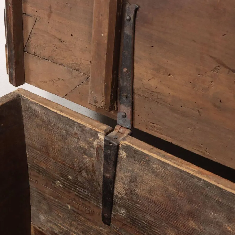 Coffre gothique ancien en sapin argenté, Italie, 16ème siècle