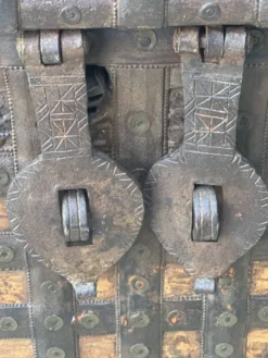 Coffre indien en bois exotique et fer forgé