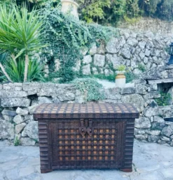 Coffre indien en bois exotique et fer forgé