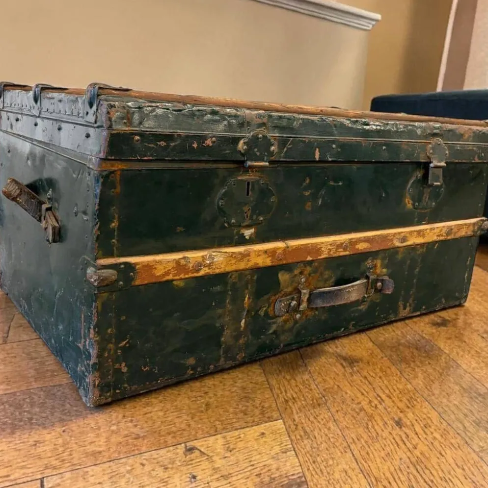 Coffre industriel vintage XL vert en métal / malle de voyage