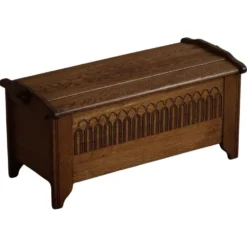 Coffre moderne danois en Oak avec sculpture décorative en relief, milieu du 20e siècle