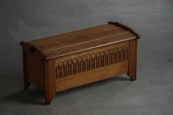 Coffre moderne danois en Oak avec sculpture décorative en relief, milieu du 20e siècle