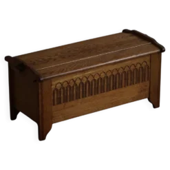 Coffre moderne danois en Oak avec sculpture décorative en relief, milieu du 20e siècle