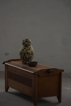 Coffre moderne danois en Oak avec sculpture décorative en relief, milieu du 20e siècle