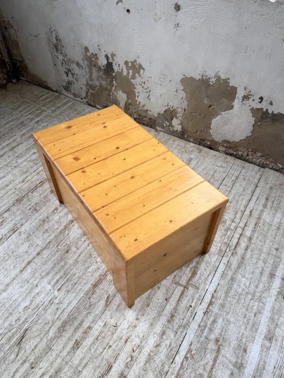 Coffre ou table basse perriand Les Arcs 1800