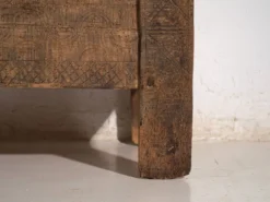 Coffre primitif ancien en bois – Transylvanie, vers 1850