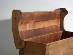 Coffre primitif ancien en bois – Transylvanie, vers 1850