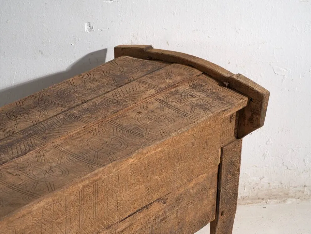 Coffre primitif ancien en bois – Transylvanie, vers 1850