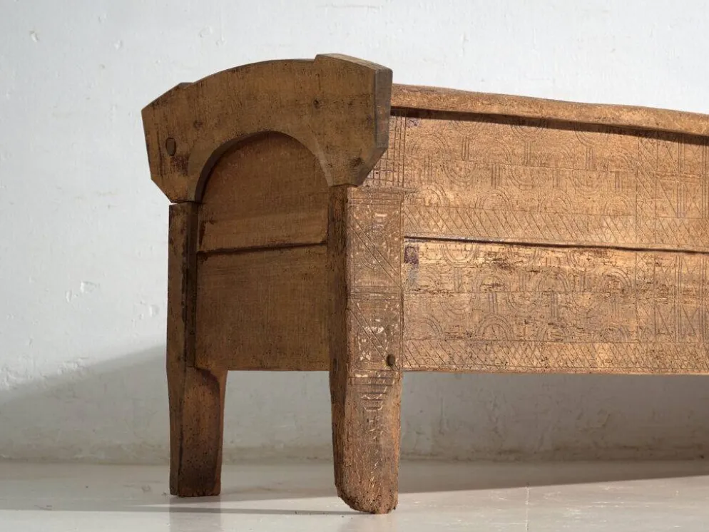 Coffre primitif ancien en bois – Transylvanie, vers 1850