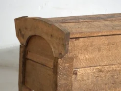 Coffre primitif ancien en bois – Transylvanie, vers 1850