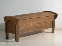 Coffre primitif ancien en bois – Transylvanie, vers 1850
