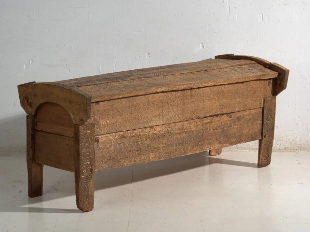 Coffre primitif ancien en bois – Transylvanie, vers 1850