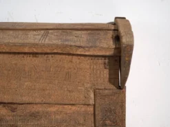 Coffre primitif ancien en bois – Transylvanie, vers 1850