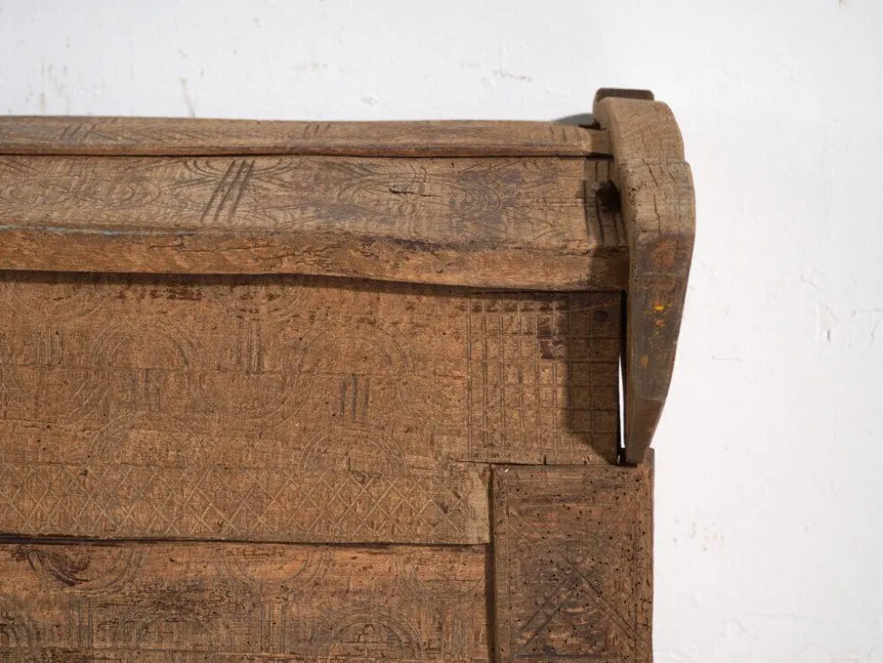 Coffre primitif ancien en bois – Transylvanie, vers 1850
