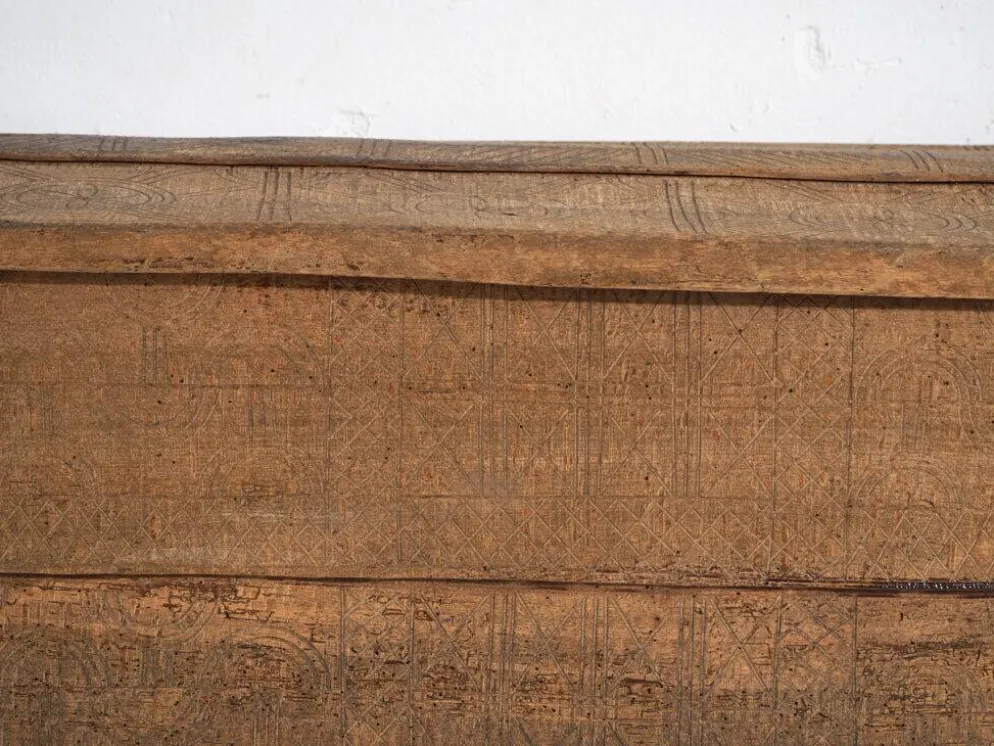 Coffre primitif ancien en bois – Transylvanie, vers 1850