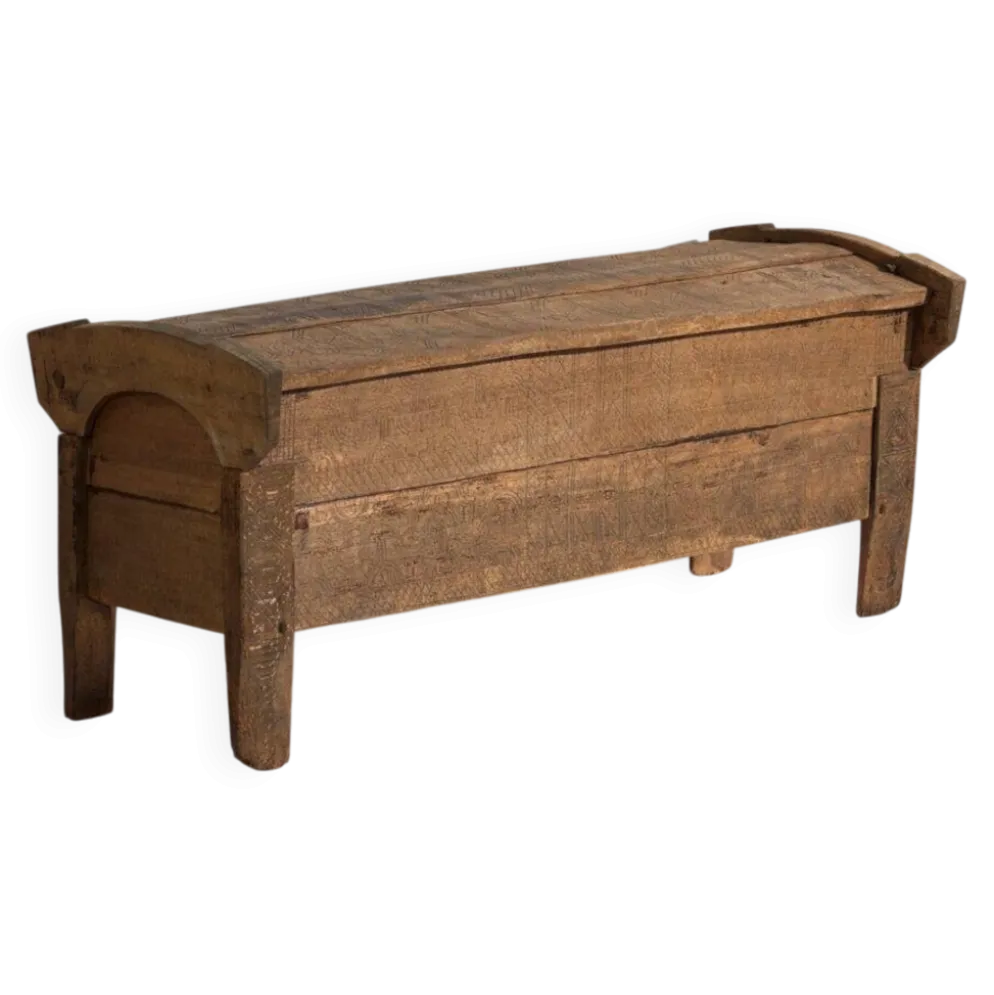 Coffre primitif ancien en bois – Transylvanie, vers 1850
