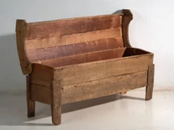 Coffre primitif ancien en bois – Transylvanie, vers 1850