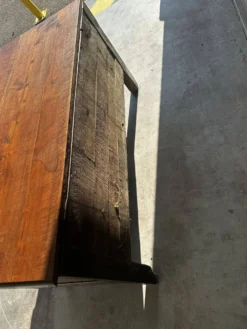 Coffre provincial français en chêne massif sculpté et chevillé, XVIIIe