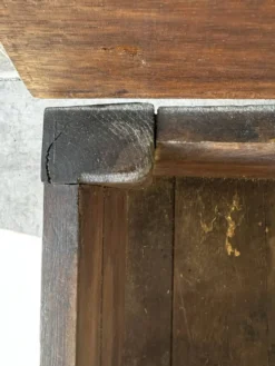 Coffre provincial français en chêne massif sculpté et chevillé, XVIIIe