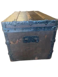 Coffre/table basse vintage en bois avec ferrures en fer