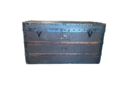 Coffre/table basse vintage en bois avec ferrures en fer