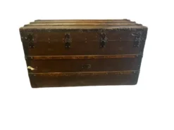 Coffre/table basse vintage en bois avec ferrures en fer