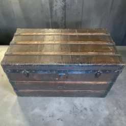 Coffre/table basse vintage en bois avec ferrures en fer