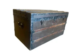 Coffre/table basse vintage en bois avec ferrures en fer