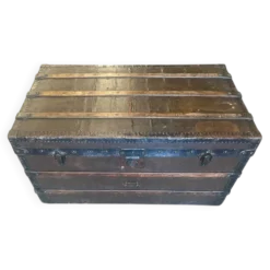 Coffre/table basse vintage en bois avec ferrures en fer