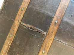 Coffre/table basse vintage en bois avec ferrures en fer